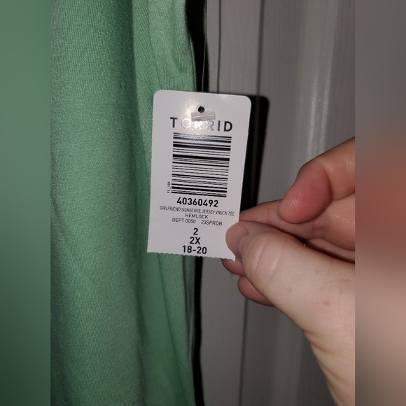 Torrid Mint Green V-neck Tee Sz 2 (18-20) NWT - Picture 2 of 4